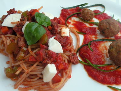 Spaghetti z marynowaną wołowiną w czerwonym winie ...