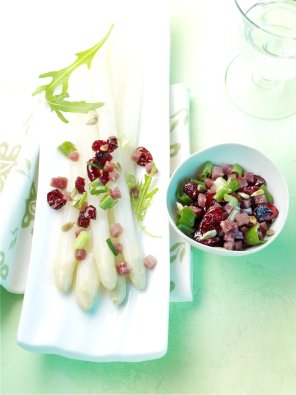 Szparagi z sosem szynkowym  prosty przepis i składniki