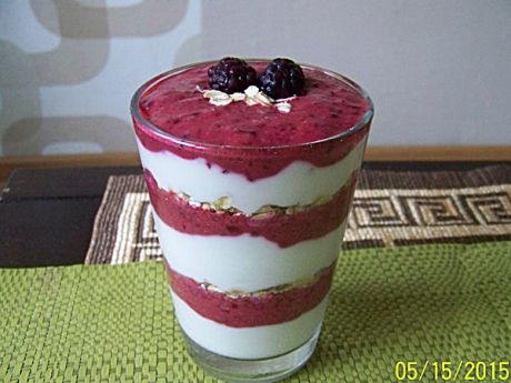 Przepis  śniadaniowy deser jogurtowo- jeżynowy przepis