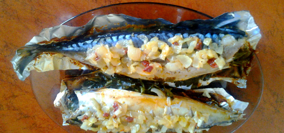 Pieczona makrela z sosem cebulowo
