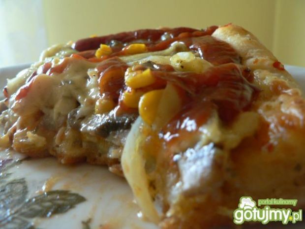 Pizza z papryką i pieczarkami  przepisy kulinarne