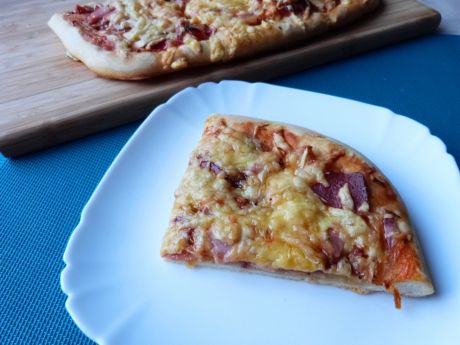 Przepis  pizza z czosnkiem i salami przepis