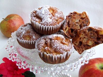 Otrębowe muffinki na białkach z jabłkami i rodzynkami ...