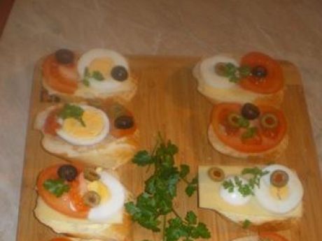 Przepis  kanapki z jajkiem i oliwkami na bagietce przepis