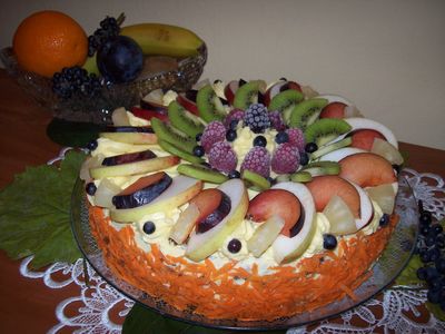 Tort marchewkowy z owocami.