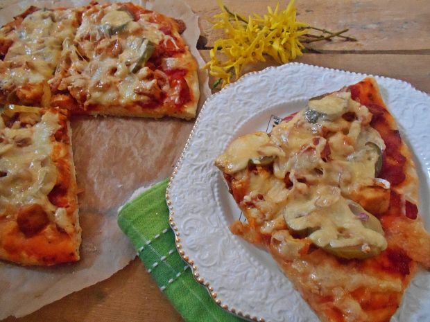Przepis  pizza z kurczakiem, salami i ogórkiem przepis