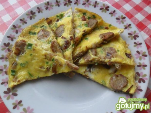 Przepis  omlet z kiełbasą i cebulą na boczku przepis