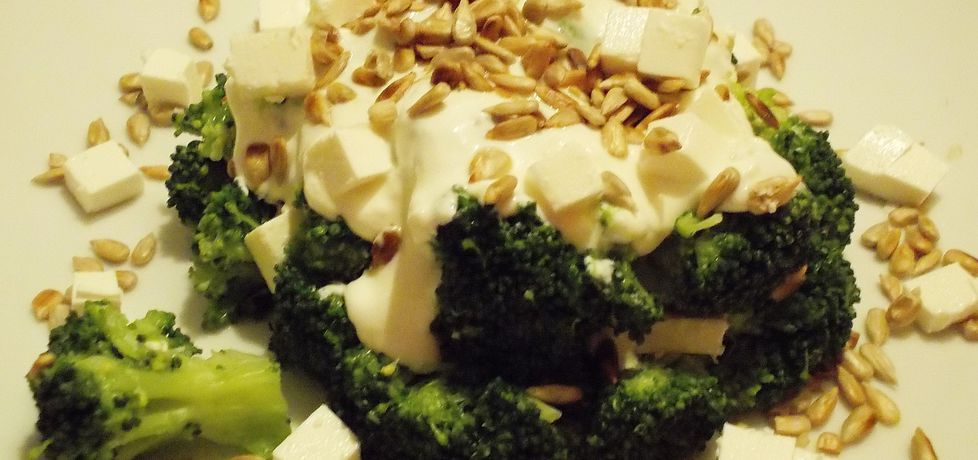 Sałatka z brokułem ,serem feta i słonecznikiem (autor: niki22 ...