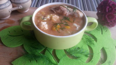 Lekko pomidorowa zupa z warzywami i z kalafiorem