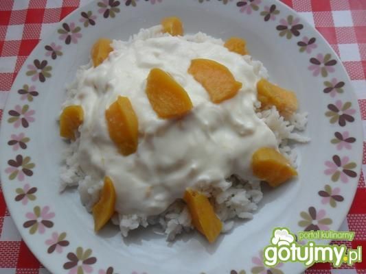 Przepis  ryż z jogurtem i brzoskwiniami przepis