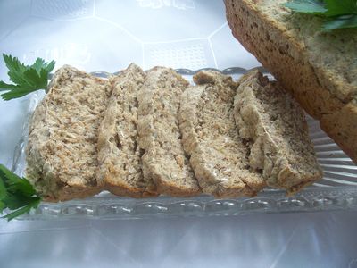 Razowy chleb z siemieniem i słonecznikiem