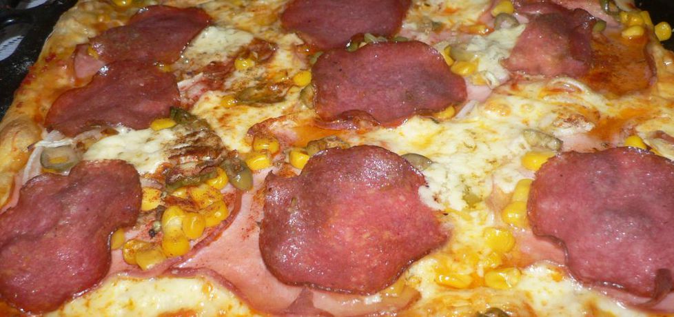 Pizza z wędliną i zielonymi oliwkami (autor: goofy9 ...