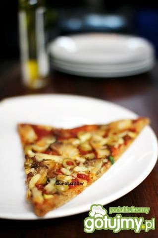 Przepis  pizza pełnoziarnista z oliwkami i mięsem przepis