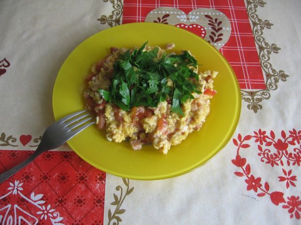 Przepis  jajecznica z boczkiem i pomidorem przepis