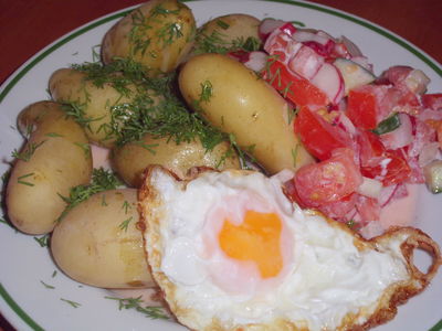 Jajko sadzone, młode ziemniaczki i sałatka ...