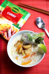 Orientalna zupa curry z kurczakiem