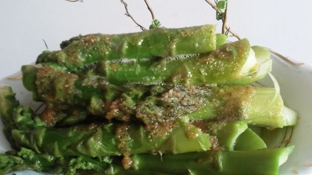 Przepis  zielone szparagi polane bułką tartą przepis