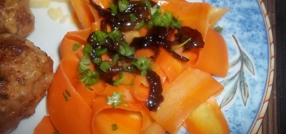 Wstążki marchewkowe z karmelizowaną cebulą i czosnkiem (autor ...