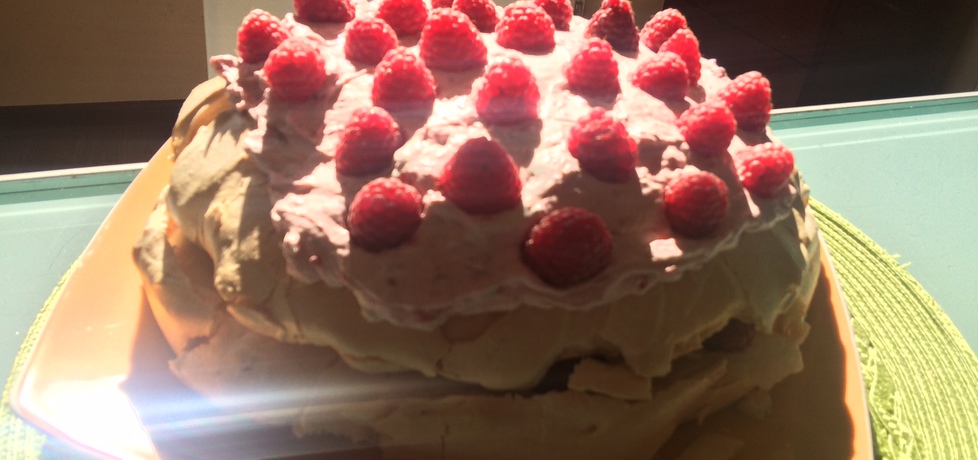 Tort bezowy z kremem malinowym (autor: asiatok)