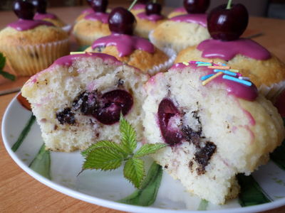 Muffinki śmietankowe z czekoladą i czereśniami