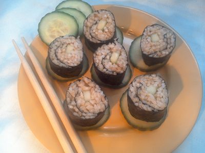 Domowe sushi z ogórkiem
