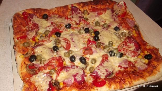 Przepis  pizza drożdżowa z salami przepis
