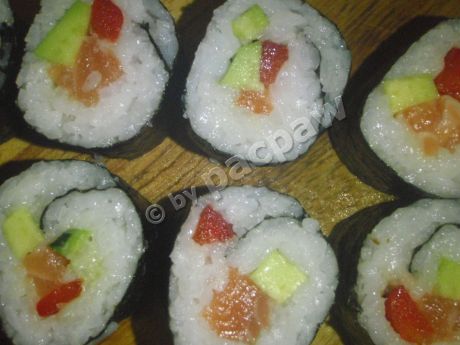 Przepis  sushi maki z łososiem, papryką przepis