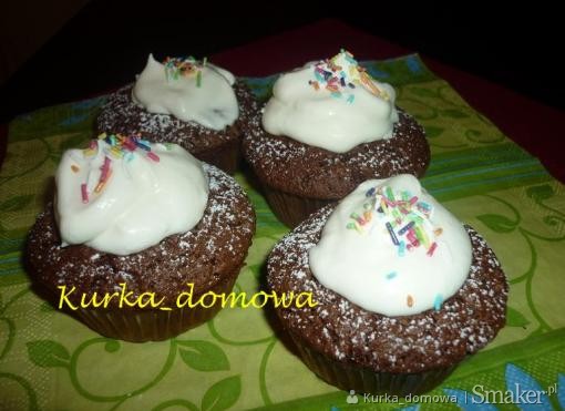 Muffinki czekoladowe z bitą śmietaną