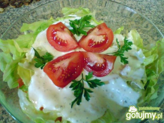 Przepis  sałatka z sałaty i pomidorów z sosem przepis