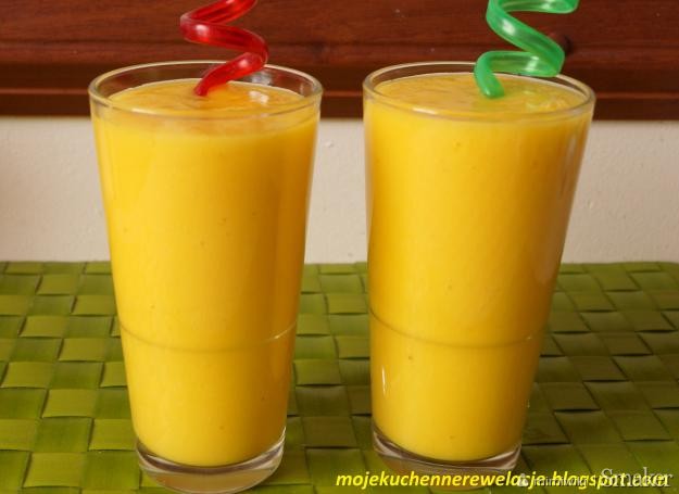 Orzeźwiające smoothie z mango i ananasa