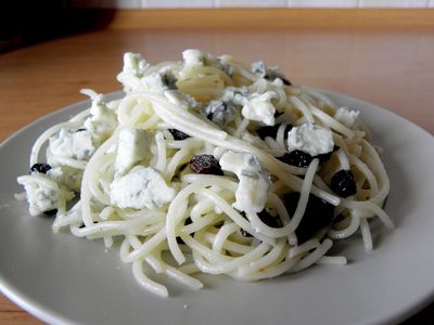 Spaghetti z masłem, gorgonzolą i śliwkami