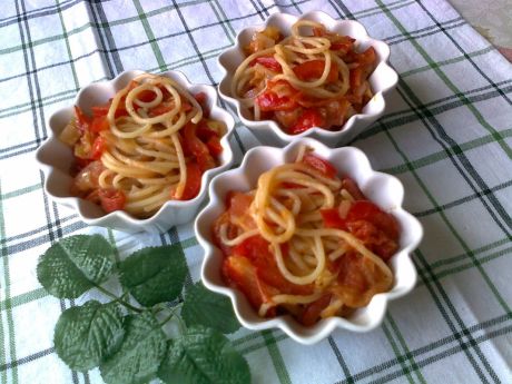 Przepis  spaghetti z papryką i pomidorami przepis