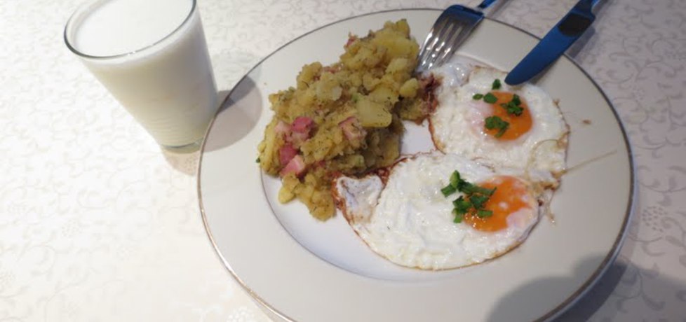 Ziemniaki z boczkiem i cebulą i jajko sadzone (autor: gotujebochce ...