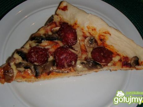 Przepis  pizza z chorizo i pieczarkami przepis