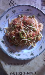 Spaghetti z tuńczykiem i zielonym groszkiem ...
