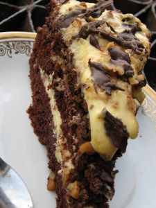 Tort czekoladowy z masą mascarpone, chałwą i orzechami ...