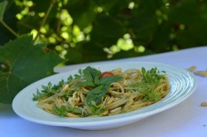Makaron spaghetii z pesto orzeszkami pinii i bazylią