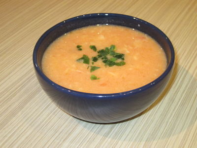Tradycyjna zupa pomidorowa z lanymi kluskami
