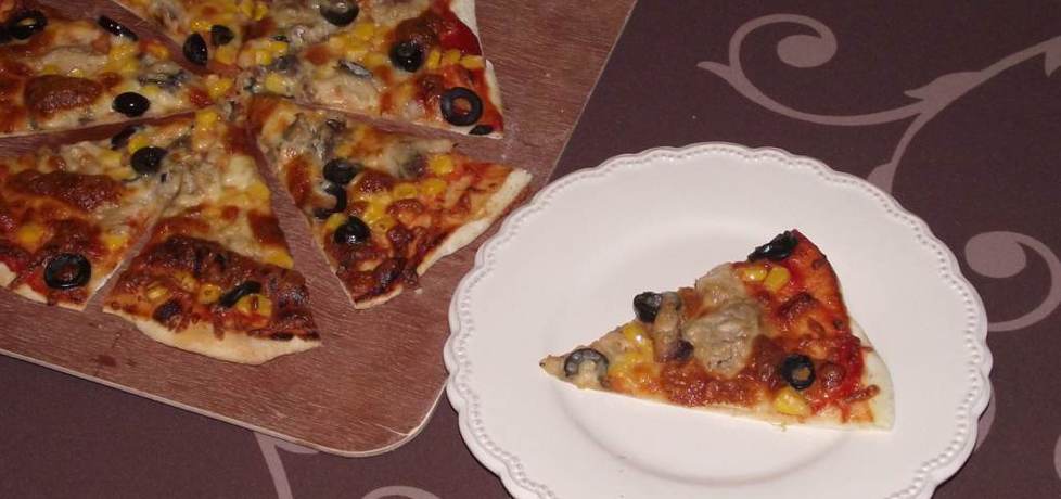 Pizza z kamienia na cienkim cieście z makrelą, kukurydzą i oliwkami ...