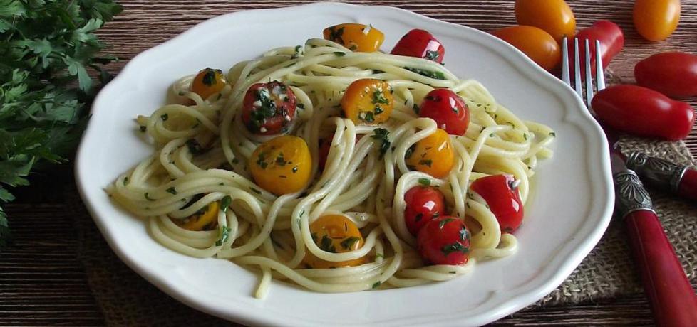 Spaghetti pietruszkowo czosnkowe z pomidorkami (autor: konczi ...