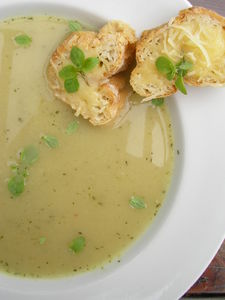 Zupa cebulowa z serowymi grzankami