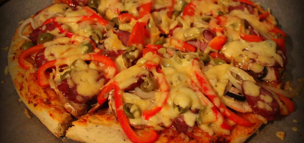 Pizza puszysta z kiełbasą, papryką i oliwkami (autor: pyszota ...