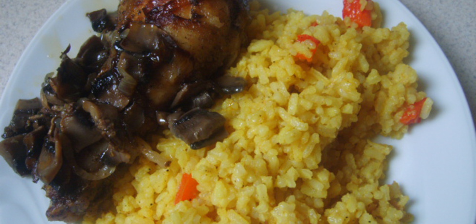 Kurczak pieczony z pieczarkami podany z ryżem curry (autor ...
