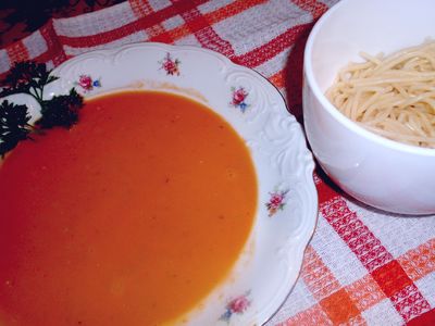 Zupa pomidorowa z soczewicą czerwoną