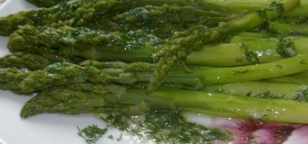 Zielone szparagi z wody z masłem koperkowym (autor ...