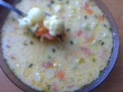 Zupa kalafiorowa z pomidorem i groszkiem