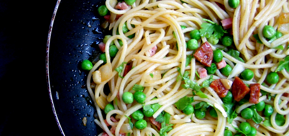 Spaghetti z szynką, chorizo i groszkiem (autor: brioszka ...