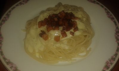 Spaghetti z białym sosem i ostra kiełbasą
