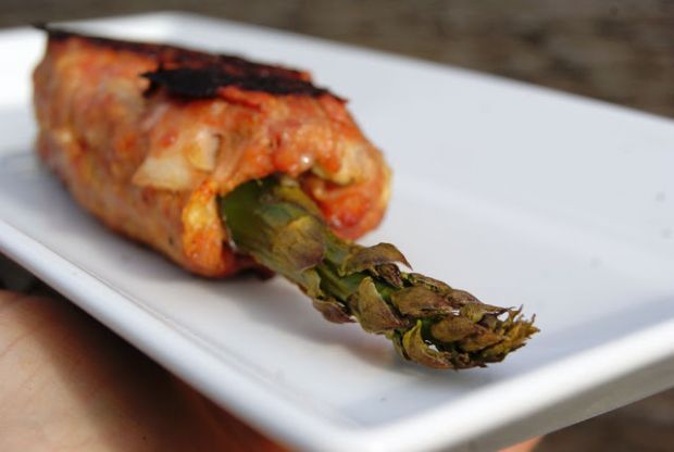 Przepis  grill: szparagi w mielonym mięsie przepis