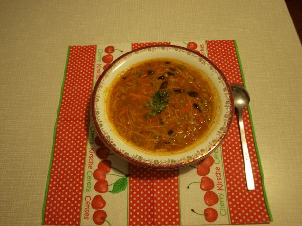 Zupy: zupa fasolowa z zielonym groszkiem i makaronem